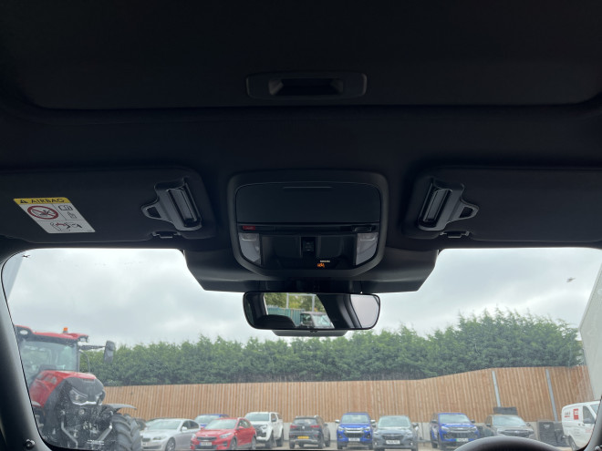 Subaru Forester 2.0i e-boxer Touring Crystal White Pearl