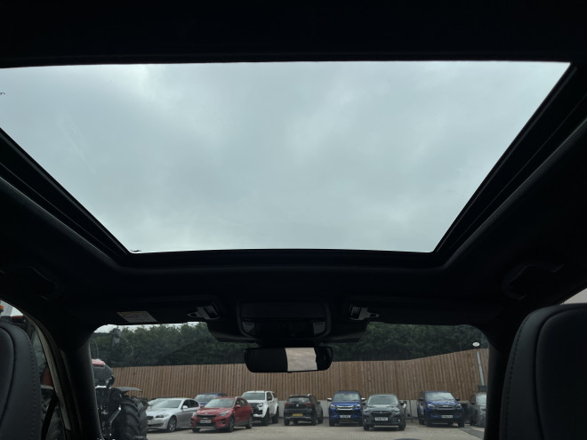 Subaru Forester 2.0i e-boxer Touring Crystal White Pearl