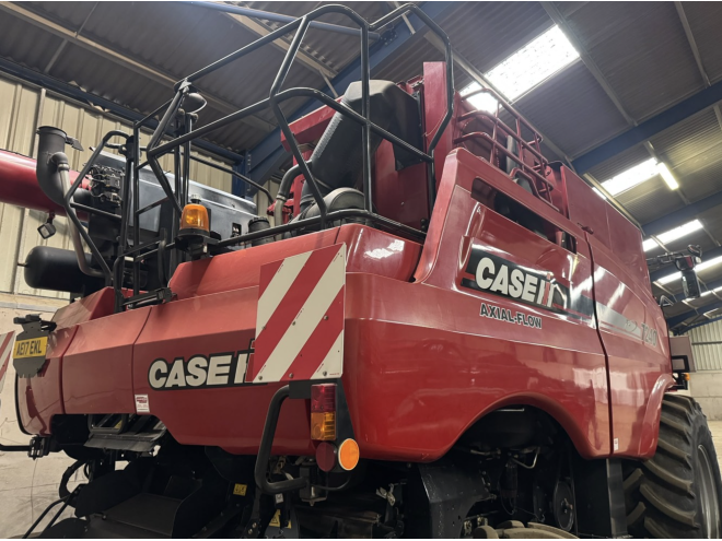 Case IH Axial Flow 7240 C/W 25' Header and Trailer