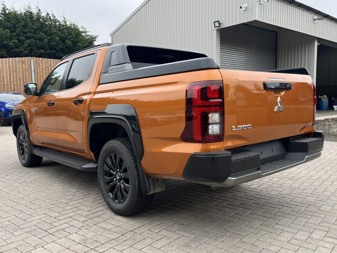 Mitsubishi L200 Barbarian 2.4 Auto Yamabuki Orange