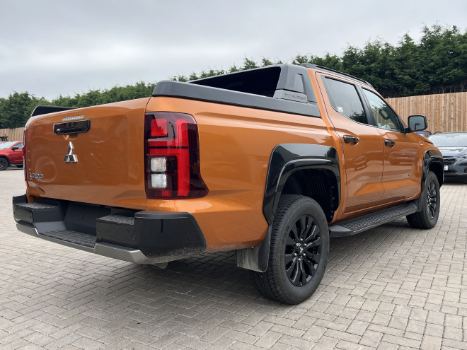 Mitsubishi L200 Barbarian 2.4 Auto Yamabuki Orange