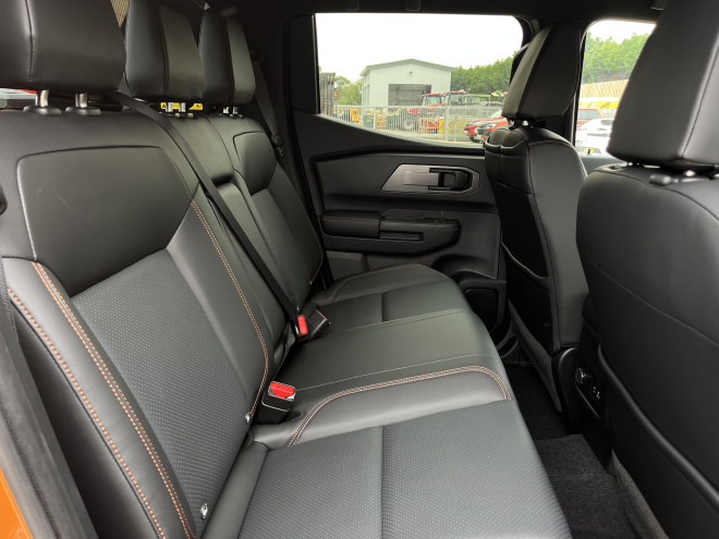 Mitsubishi L200 Barbarian 2.4 Auto Yamabuki Orange