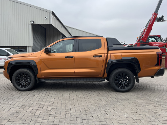 Mitsubishi L200 Barbarian 2.4 Auto Yamabuki Orange