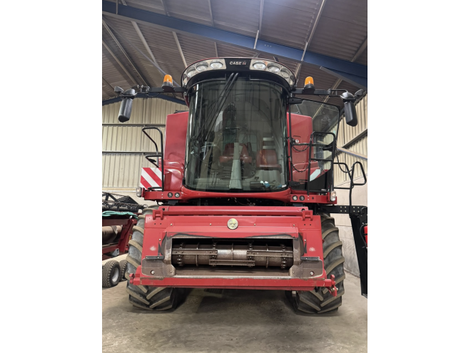 Case IH Axial Flow 7240 C/W 25' Header and Trailer