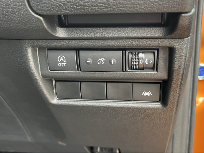 Mitsubishi L200 Barbarian 2.4 Auto Yamabuki Orange