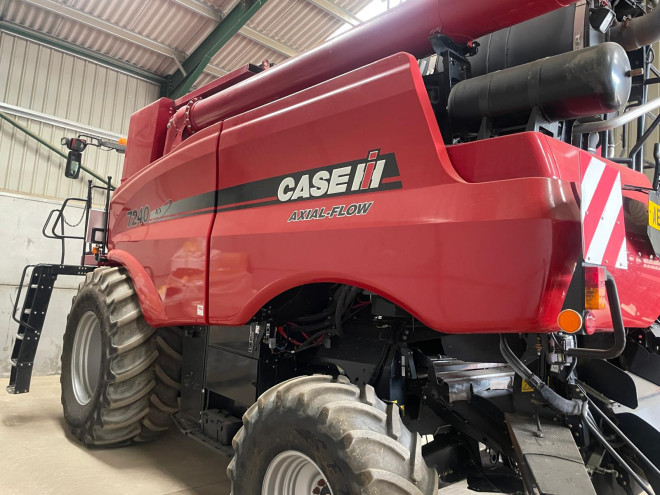 Case IH Axial Flow 7240 C/W 25' Header and Trailer
