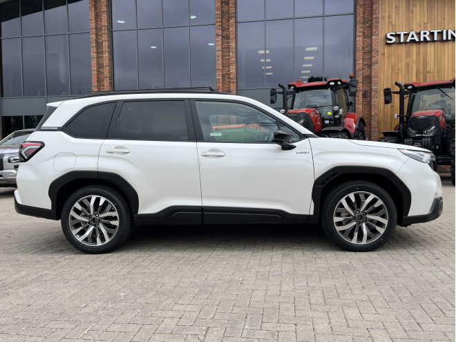 Subaru Forester 2.0i e-boxer Touring Crystal White Pearl