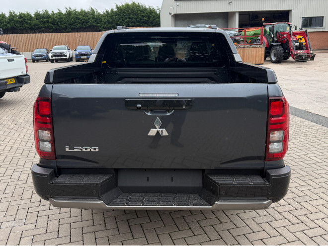 Mitsubishi L200 Barbarian 2.4 Auto Graphite Grey