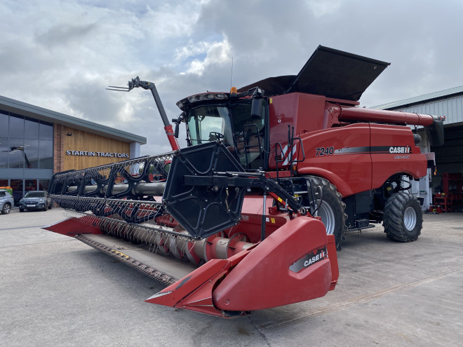 Case IH Axial Flow 7240 C/W 25' Header C/W Techneat seeder