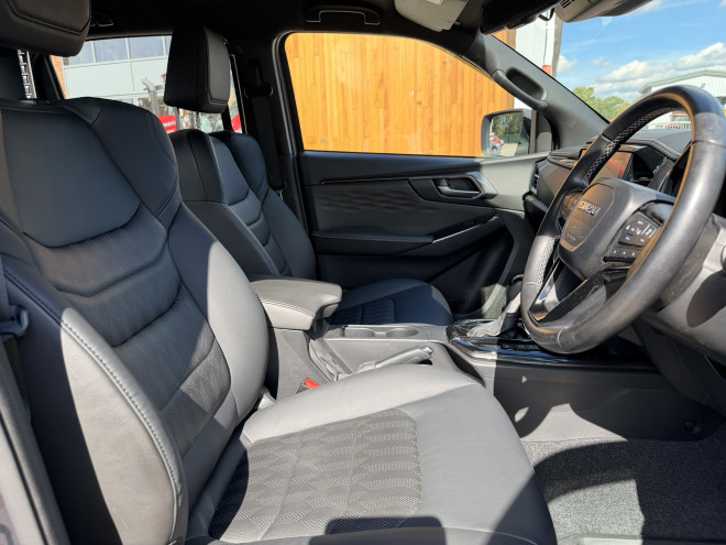 Isuzu D-Max V-Cross Auto Obsidian Grey