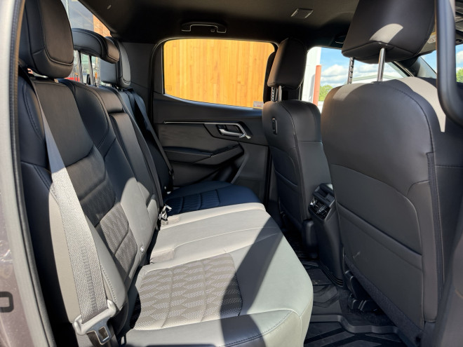 Isuzu D-Max V-Cross Auto Obsidian Grey