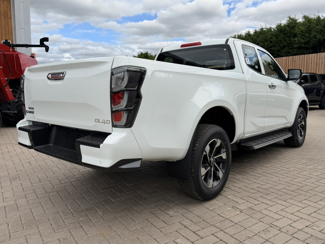 Isuzu D-Max DL40 2.2 Extended Cab Auto Splash White