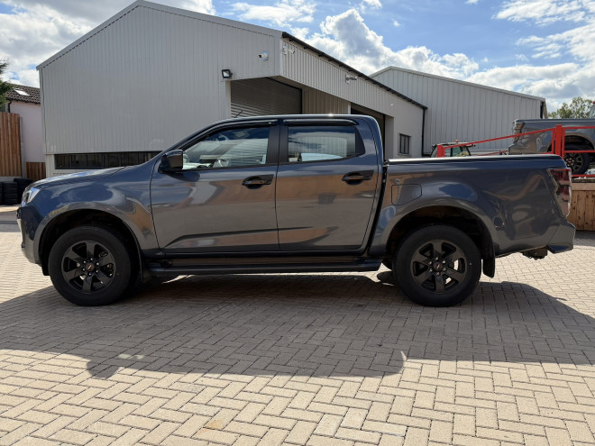 Isuzu D-Max V-Cross Auto Obsidian Grey