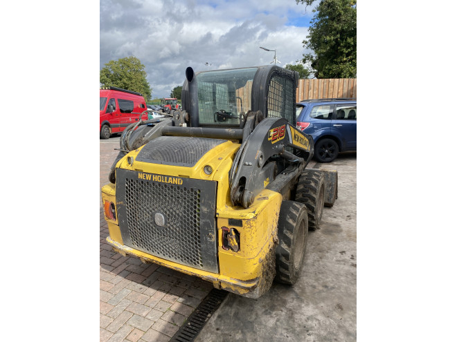 New Holland L218 Skid Steer with bucket