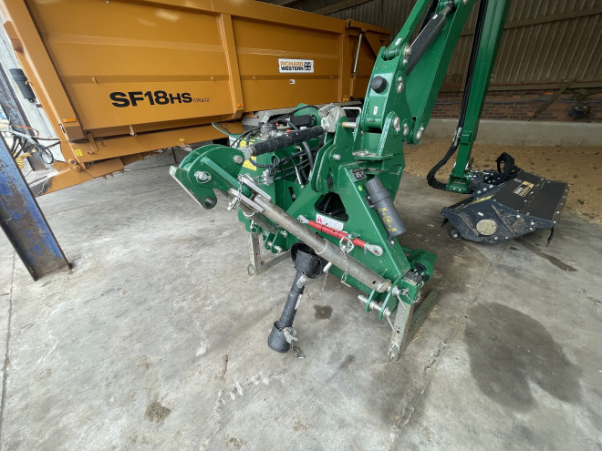 Spearhead Twiga S60 Classic comes with Mini Pilot Control 1.5m Head Hydraulic Roller