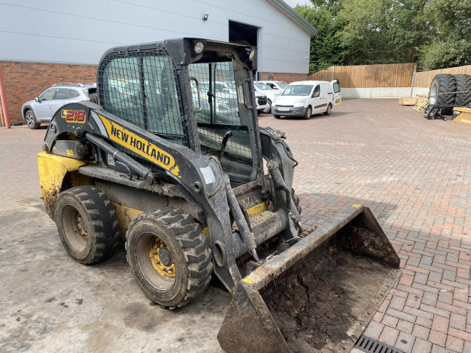 New Holland L218 Skid Steer with bucket