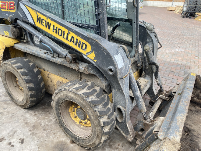 New Holland L218 Skid Steer with bucket