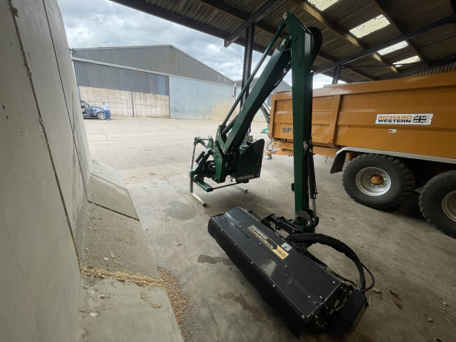 Spearhead Twiga S60 Classic comes with Mini Pilot Control 1.5m Head Hydraulic Roller