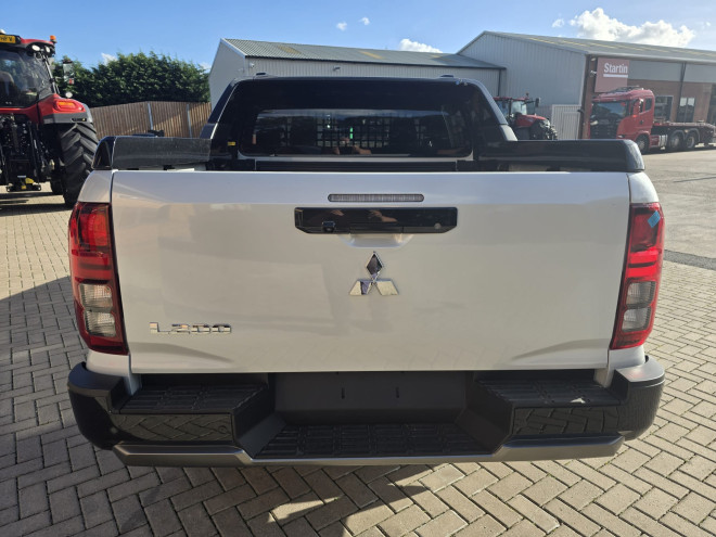 Mitsubishi L200 Barbarian Commercial 2.4 Auto Diamond White