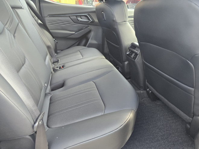 Isuzu DMAX V-Cross 2.2 Automatic Mercury Silver