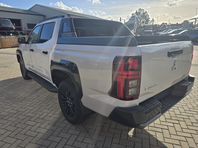 Mitsubishi L200 Barbarian Commercial 2.4 Auto Diamond White