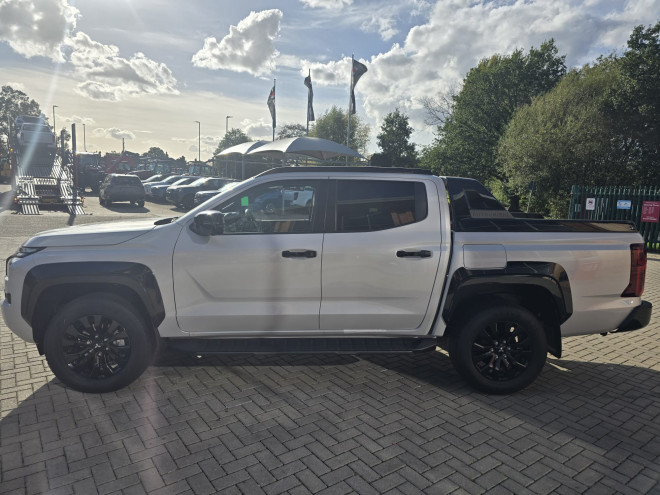 Mitsubishi L200 Barbarian Commercial 2.4 Auto Diamond White