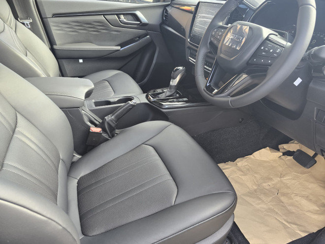 Isuzu DMAX V-Cross 2.2 Automatic Mercury Silver