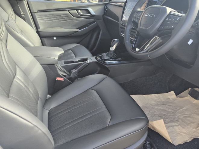 Isuzu DMAX V-Cross 2.2 Automatic Splash White