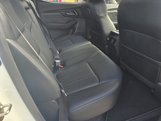 Isuzu DMAX V-Cross 2.2 Automatic Splash White
