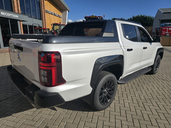 Mitsubishi L200 Barbarian Commercial 2.4 Auto Diamond White